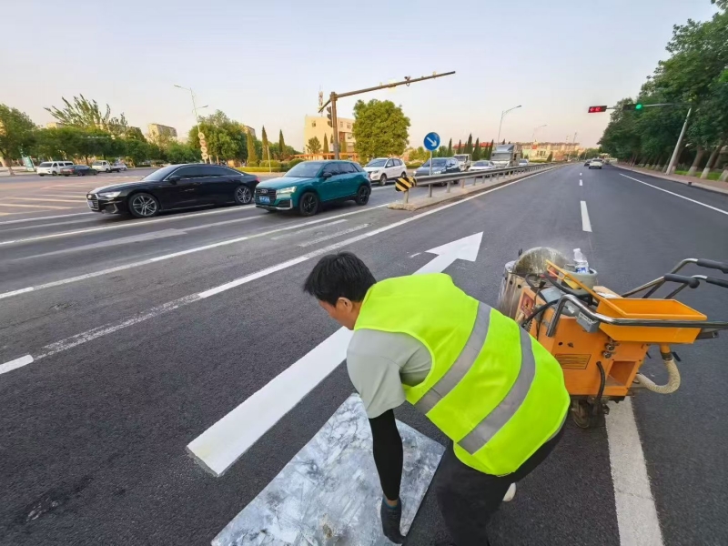 Hot Melt Road Marking Paint & Supporting Construction Equipment for Municipal Traffic Engineering